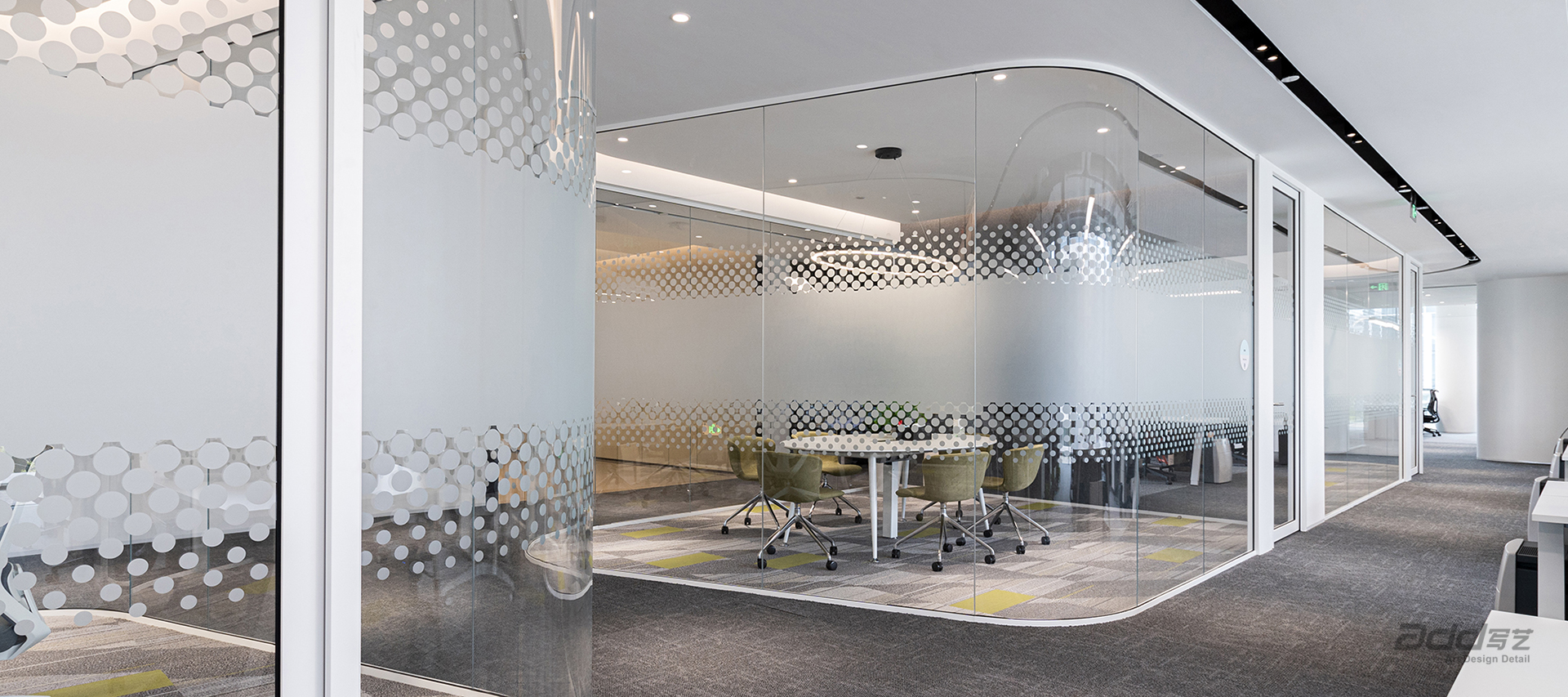 蔚來汽車(che)辦(bàn)公(gōng)樓裝(zhuang)修-會議室-pc