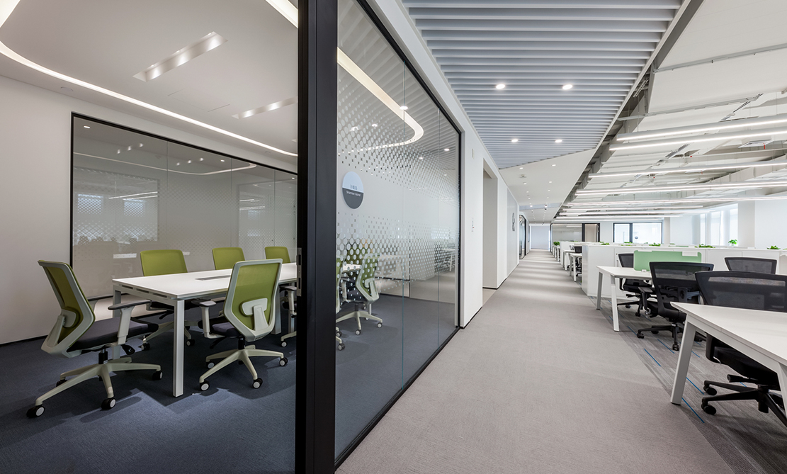 蔚來汽車(che)辦(bàn)公(gōng)樓裝(zhuang)修-辦(bàn)公(gōng)區(qu)走(zou)廊